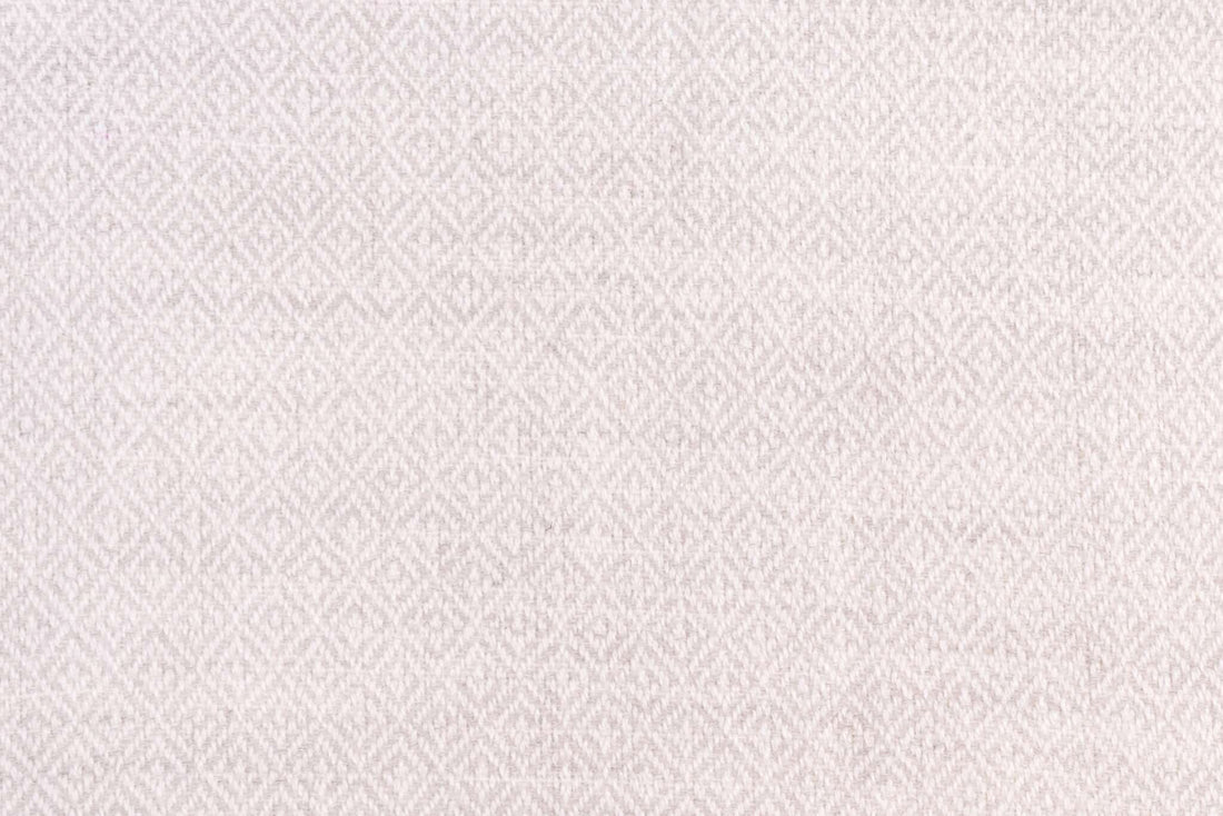 Coperta in cashmere grigio chiaro con fantasia a quadri
