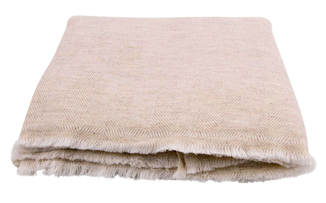 Coperta in cashmere beige con pregiato motivo a spina di pesce
