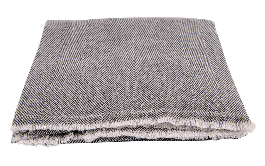 Coperta in cashmere grigio con pregiato motivo a spina di pesce