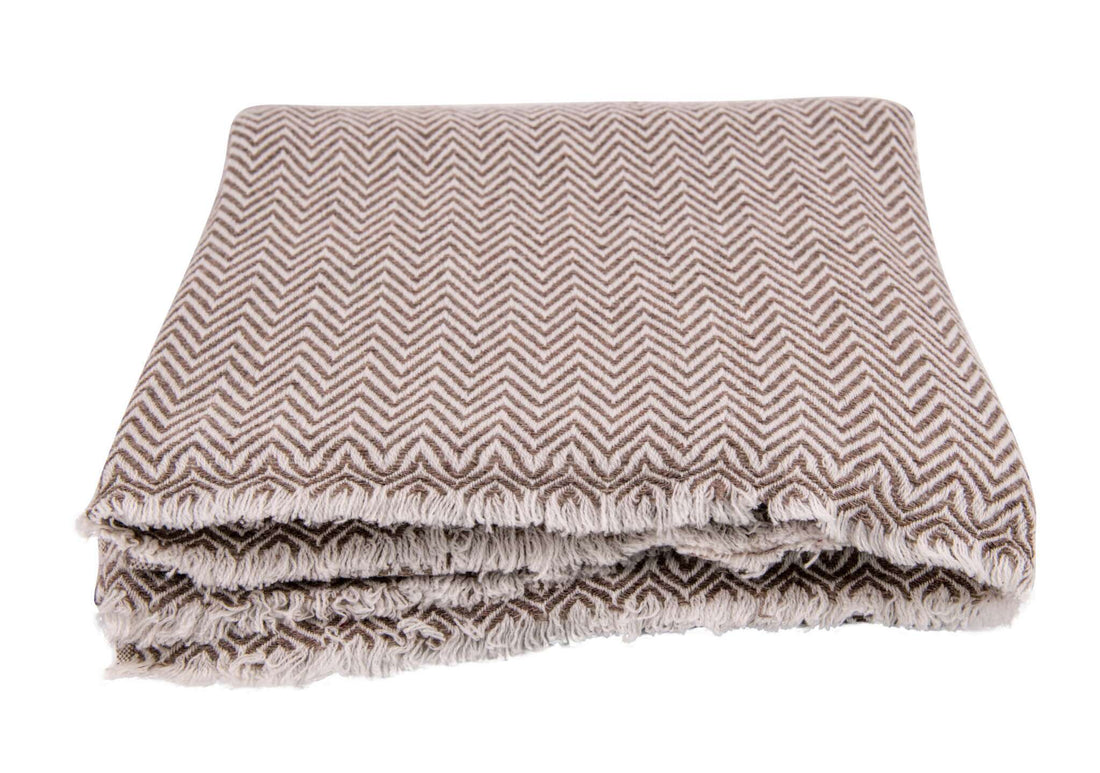 Coperta in cashmere grigio-marrone con motivo a grande spina di pesce