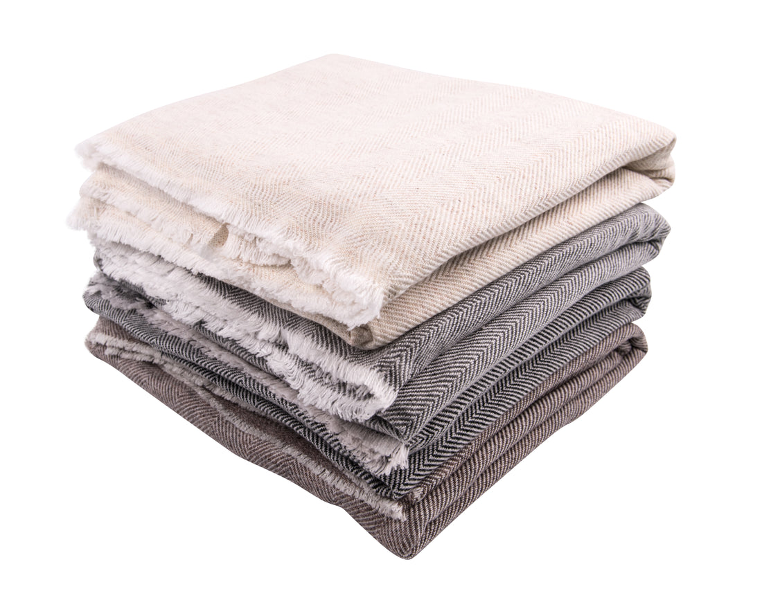 Coperta in cashmere grigio con pregiato motivo a spina di pesce