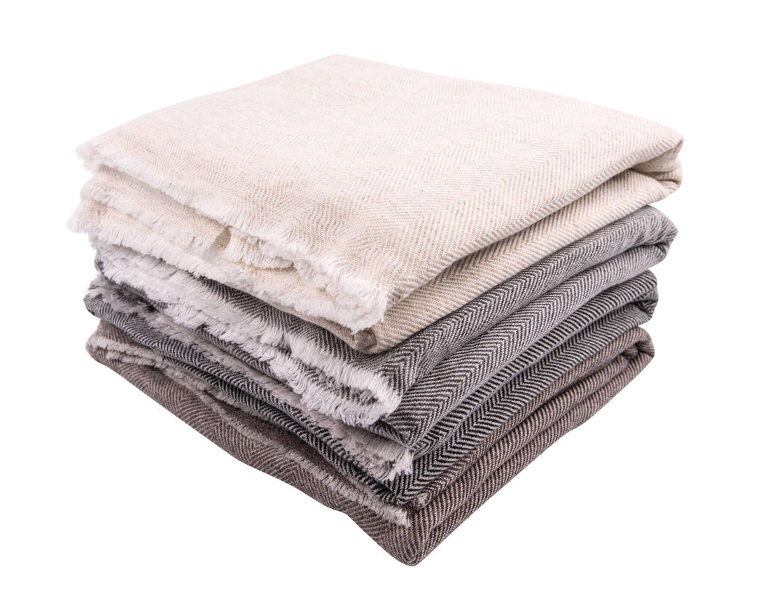 Coperta in cashmere grigio chiaro con pregiato motivo a spina di pesce