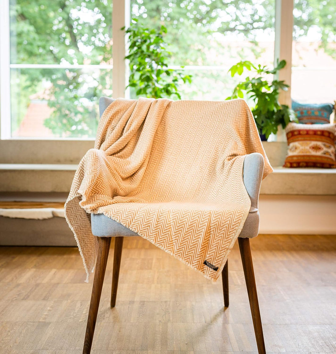 Coperta in cashmere marrone con motivo a grande spina di pesce