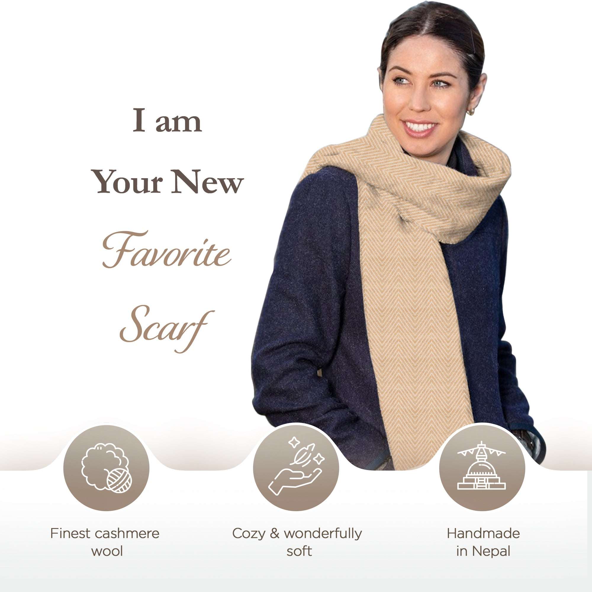 Eine Frau mit dunklen Haaren trägt einen goldbeigen Kaschmirschal mit mittelgroßem Fischgrätenmuster und dunkelblauem Mantel. Der Schal ist um den Hals gelegt und hängt locker herunter. Im Hintergrund ist weißer Raum mit Text „I am your new favorite scarf“. Unten sind drei Symbole: ein Wollknäuel, eine Hand mit funkelnden Effekten und eine Pagode, jeweils mit englischer Beschreibung zu Kaschmirqualität, Weichheit und Handarbeit in Nepal. Die Frau blickt freundlich nach rechts.