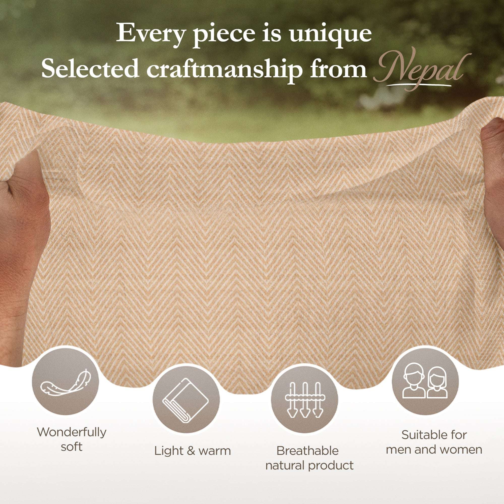 Zwei Hände halten einen goldbeigen Stoff mit mittelgroßem Fischgrätenmuster, im Hintergrund grüne Natur. Oben englischer Text, unten vier Icons mit kurzen Produktbeschreibungen.
