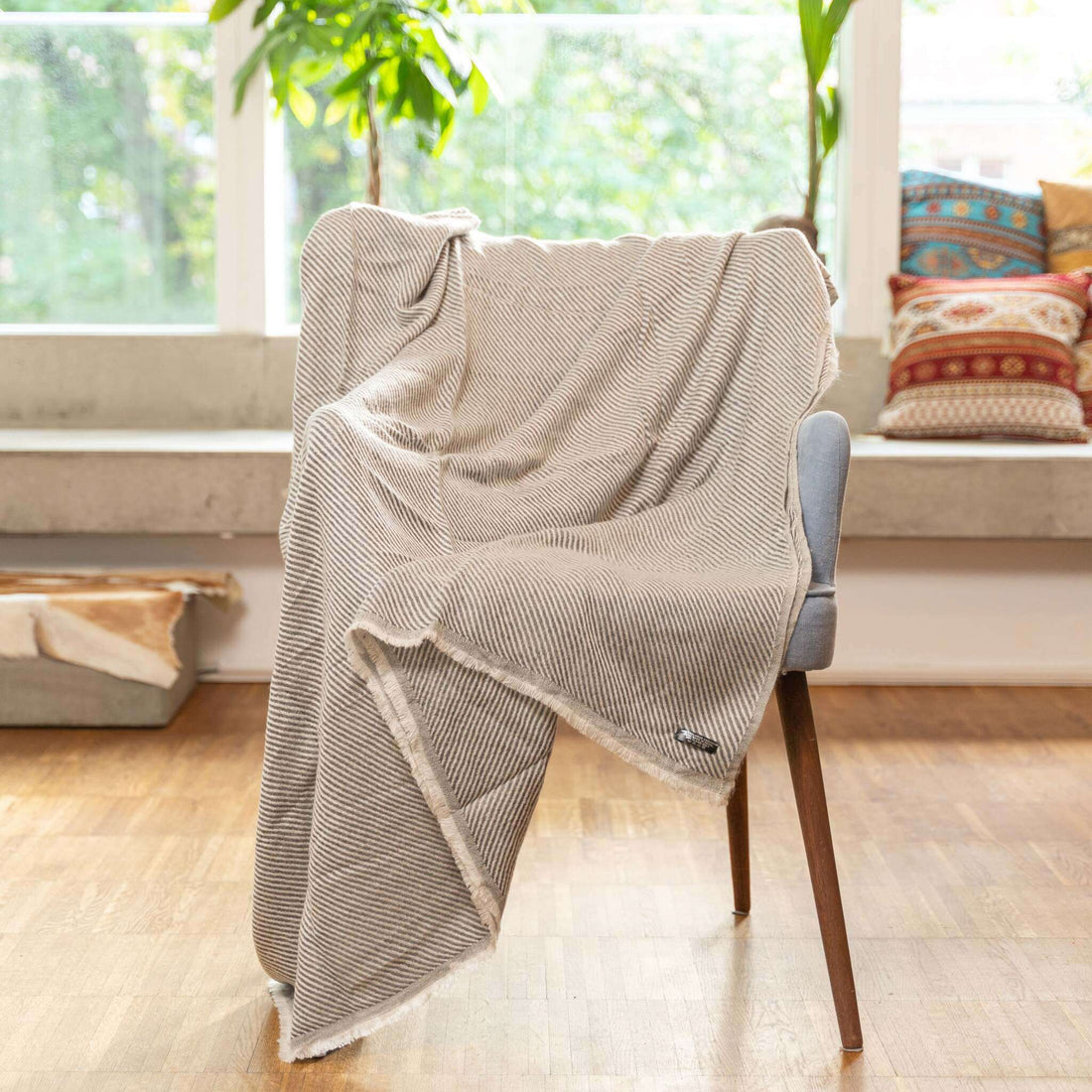 Coperta in cashmere grigio chiaro con fantasia a righe