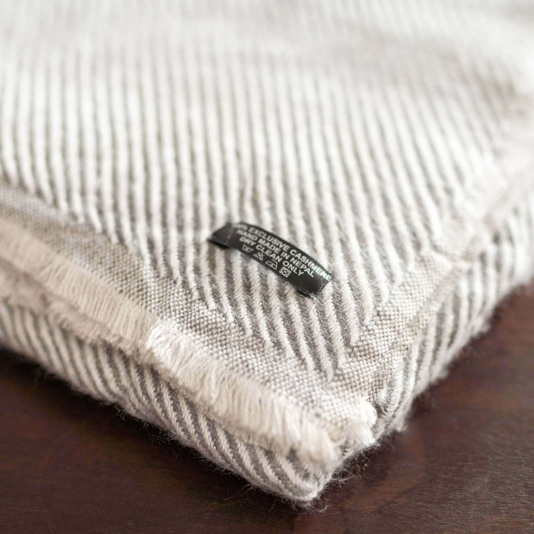 Coperta in cashmere grigio chiaro con fantasia a righe