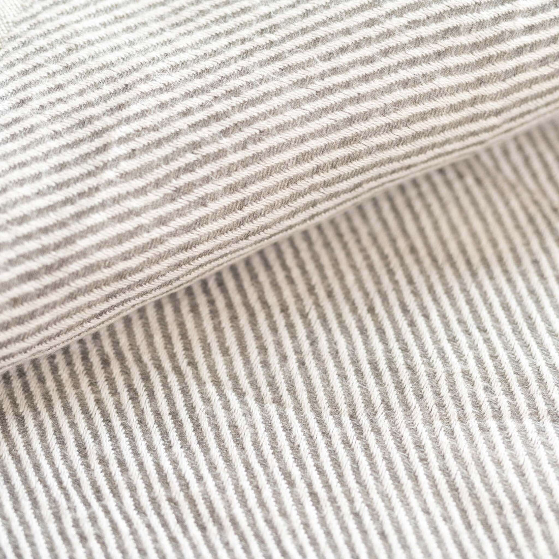 Coperta in cashmere grigio chiaro con fantasia a righe