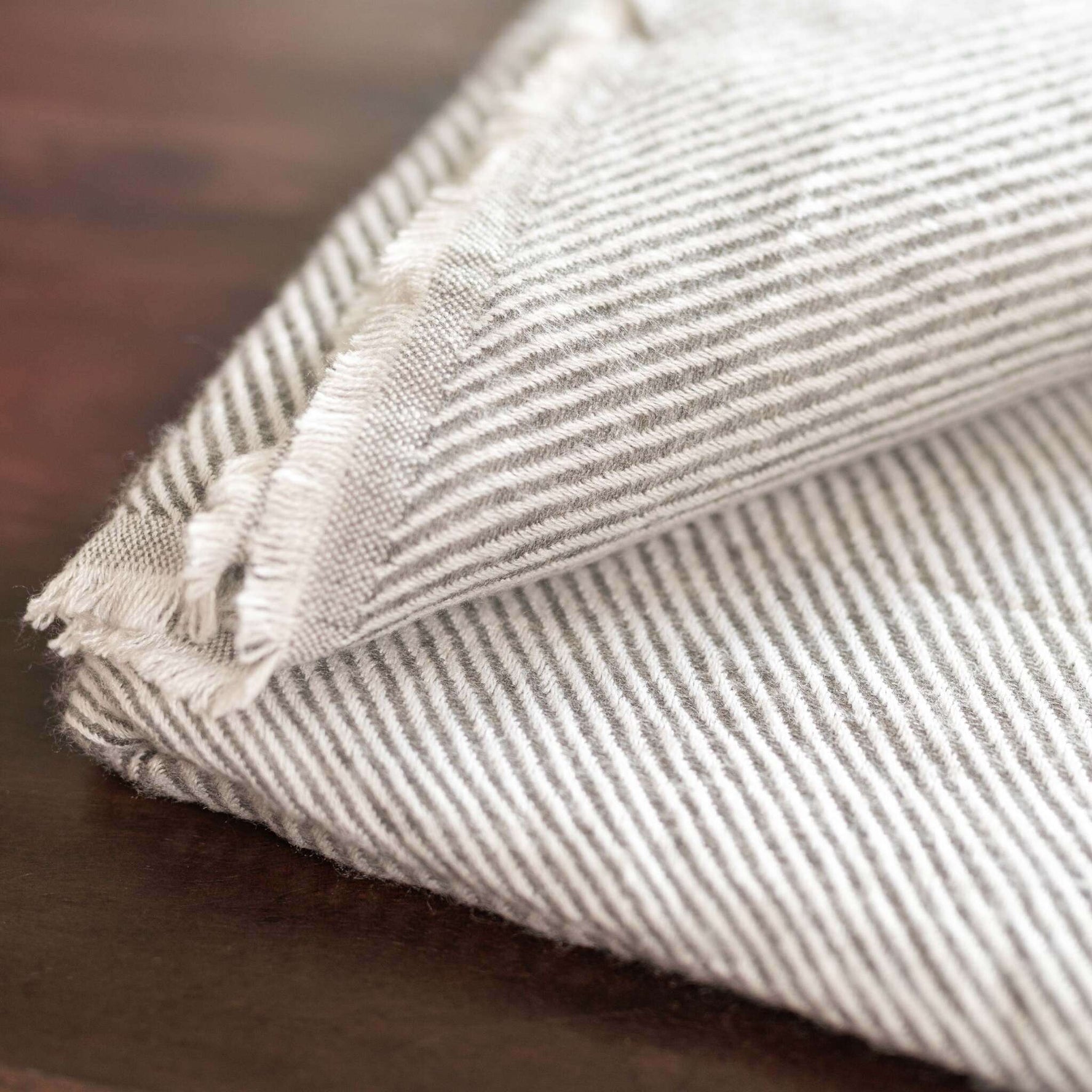 Coperta in cashmere grigio chiaro con fantasia a righe