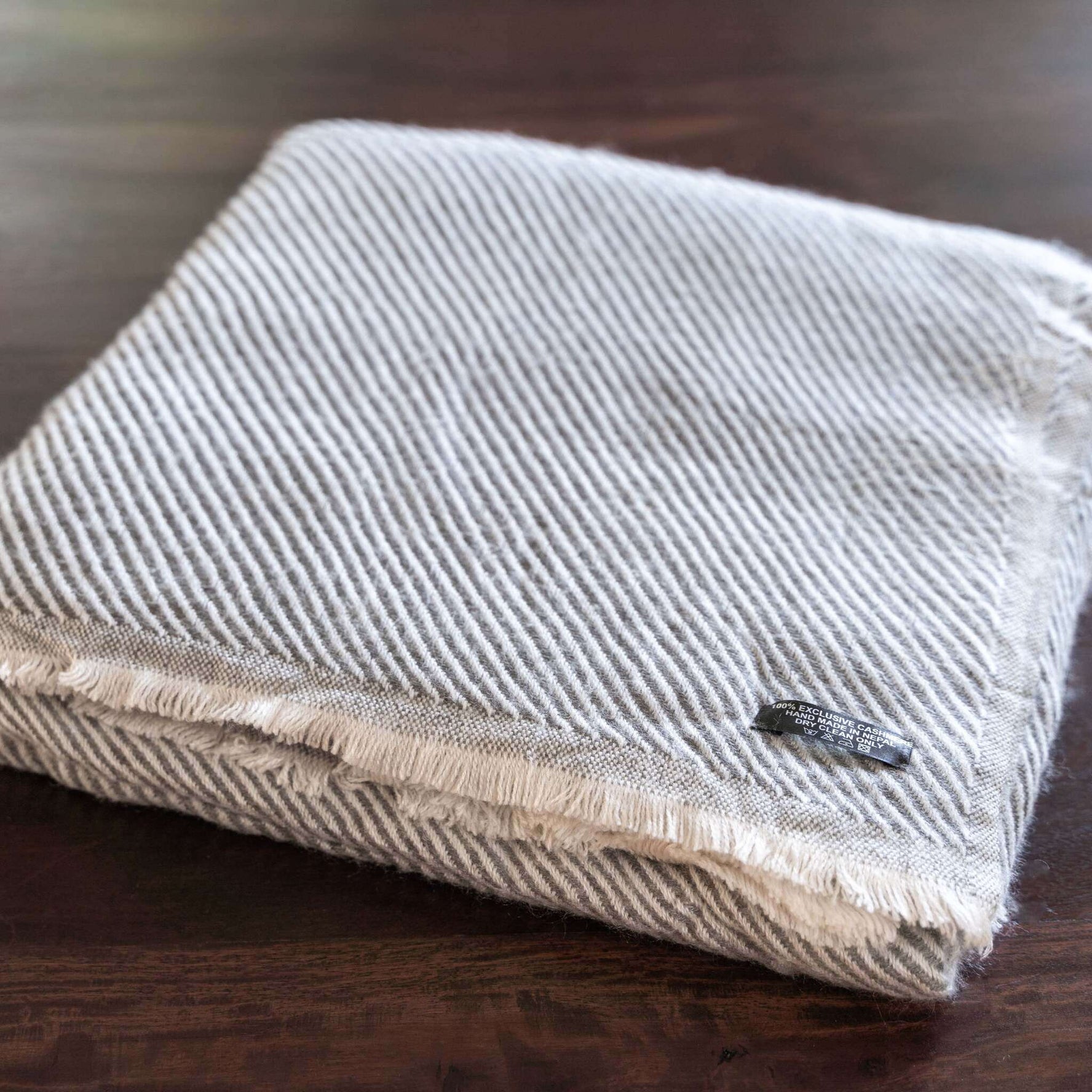 Coperta in cashmere grigio chiaro con fantasia a righe
