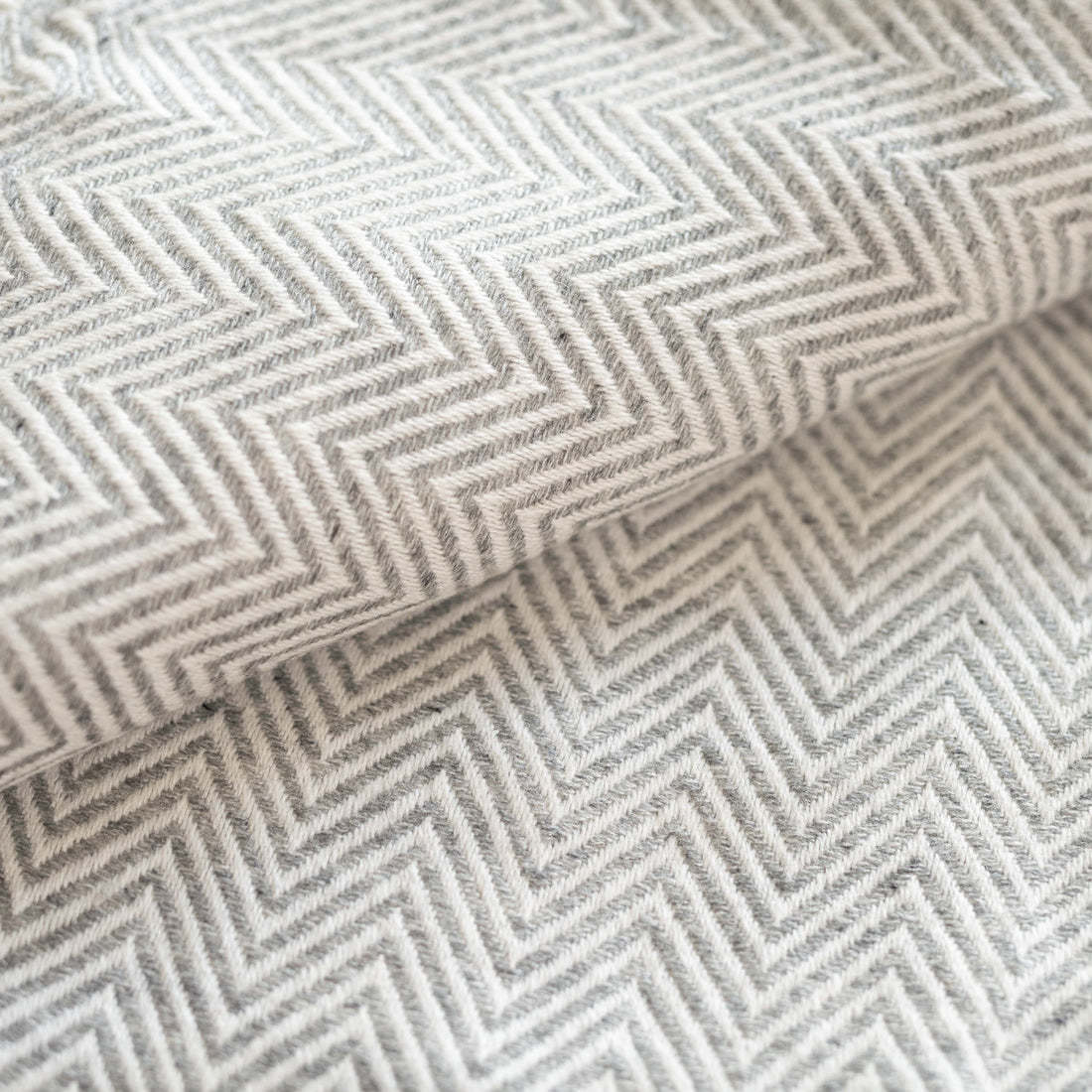 Coperta in cashmere grigio con motivo a grande spina di pesce