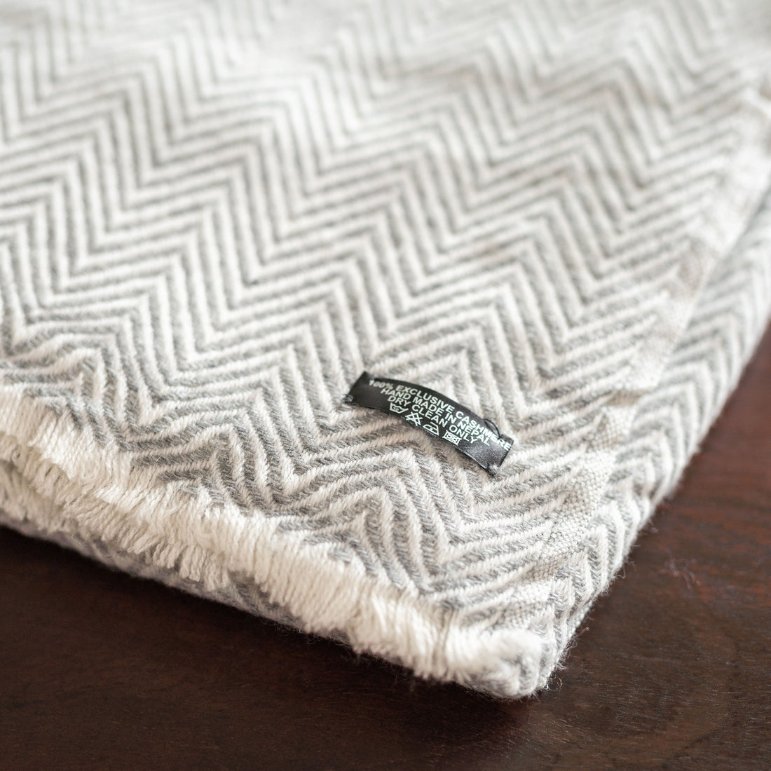 Coperta in cashmere grigio con motivo a grande spina di pesce